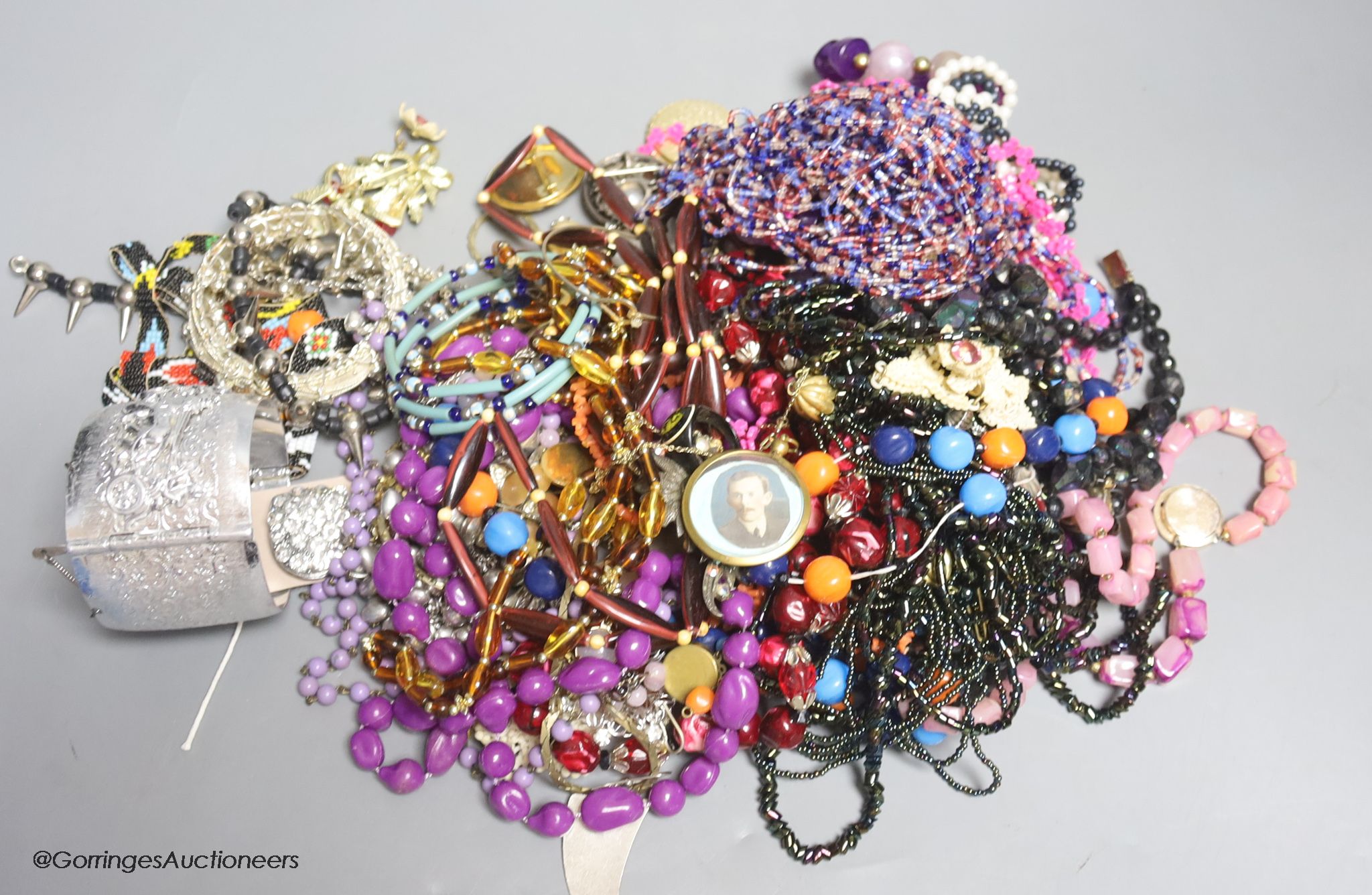 A quantity of costume jewellery